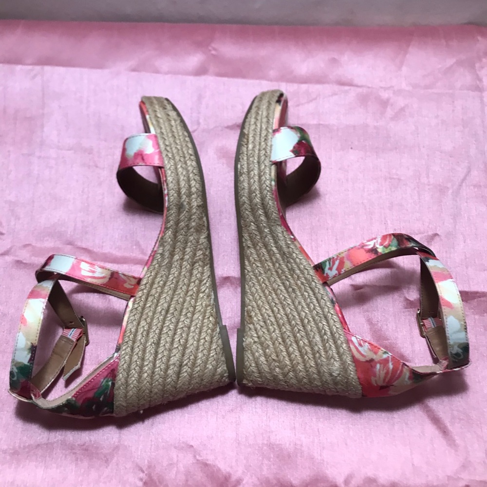 Steve Madden Wedge Flowers Sandals. - Picture 6 of 8